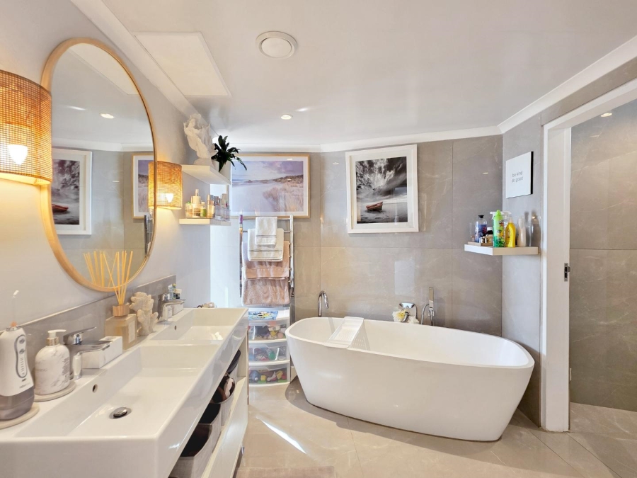 3 Bedroom Property for Sale in Sea Point Western Cape